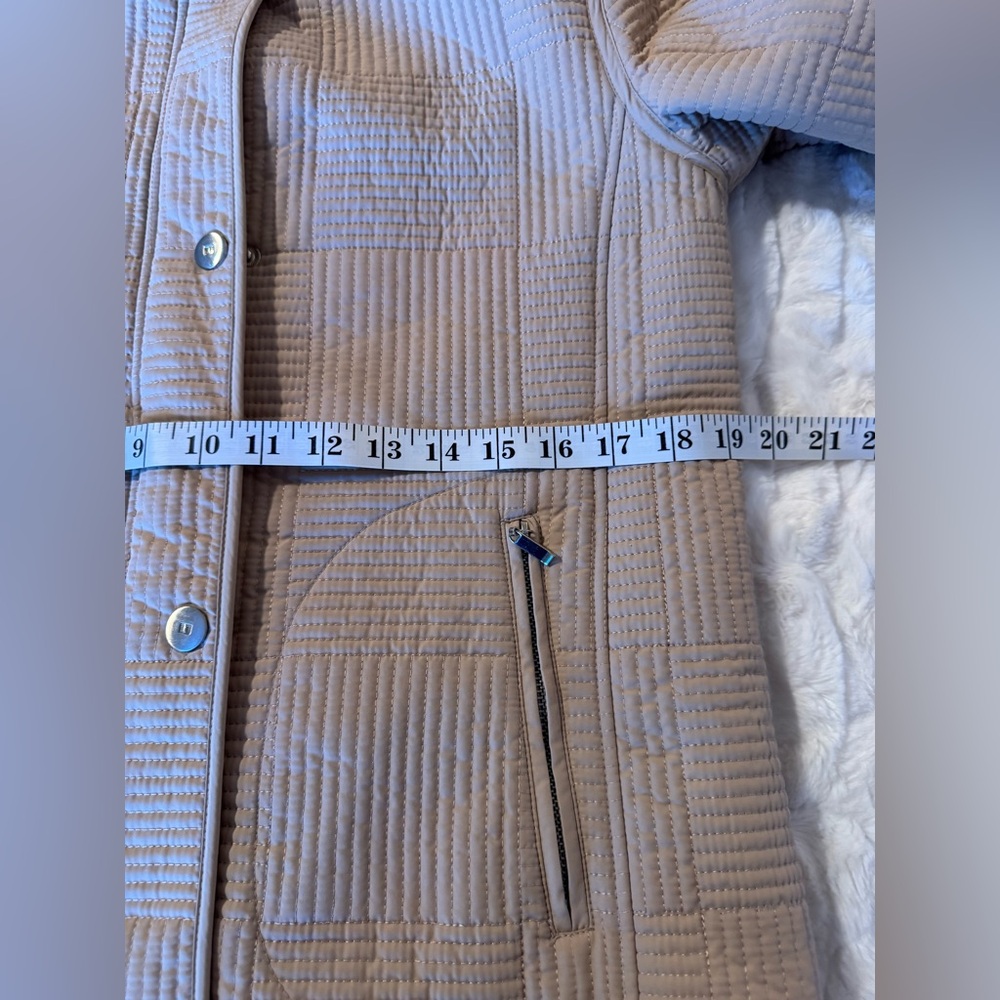 NWOT Tan Quilted Women’s Jacket Size PS
Water Resistant - Picture 8 of 12
